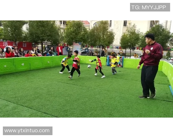 足球明星带孩子踢球传递亲子互动温情瞬间展现家庭与体育的完美结合